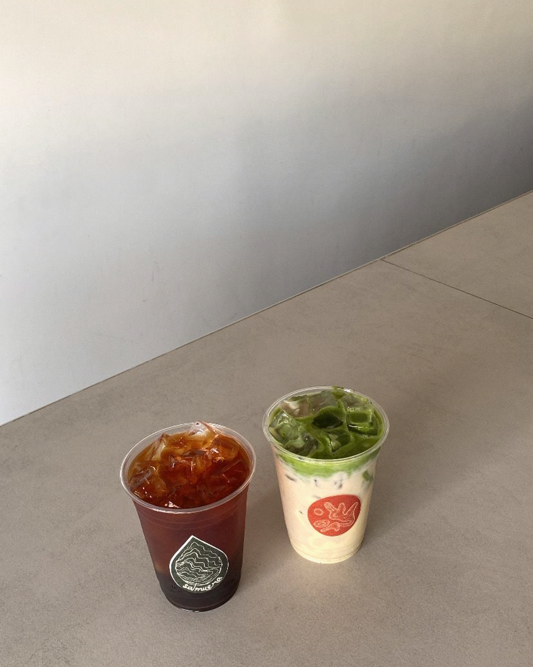 Cold brew de Salmuera con hielo sobre la barra